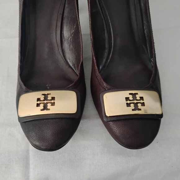 ❤️TORY BURCH Brown Leather Gold Logo Front Pumps Shoes Sz 7 - Picture 3 of 9